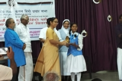 Hindi prachar sabha- Sugama hindi examination 2022-23- palakkad dt- Award winners receiving the award